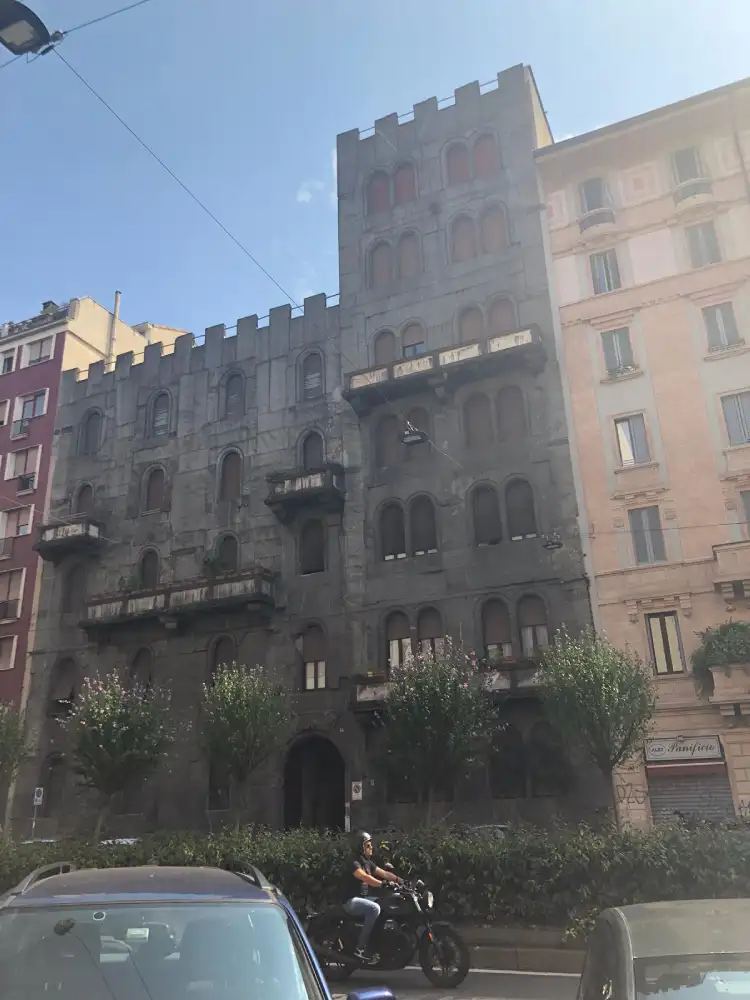 castello di pietra a Milano zona Turro