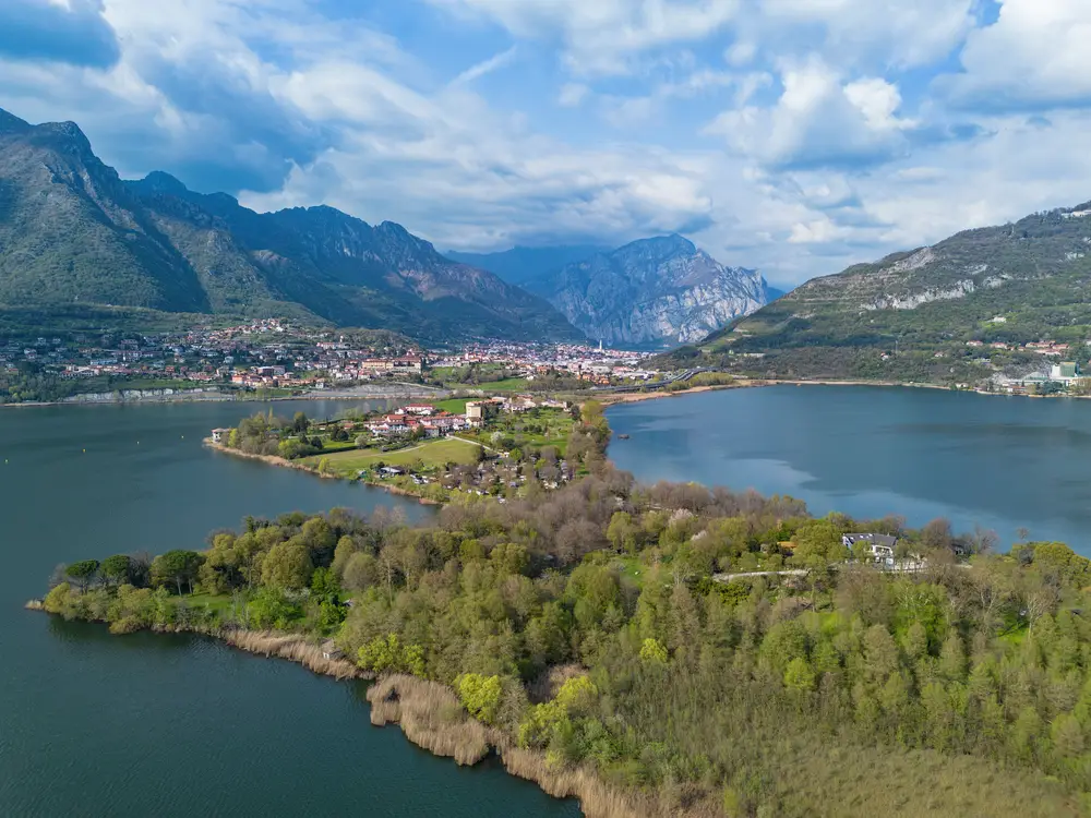 lago di annone - foto di https://depositphotos.com/it/