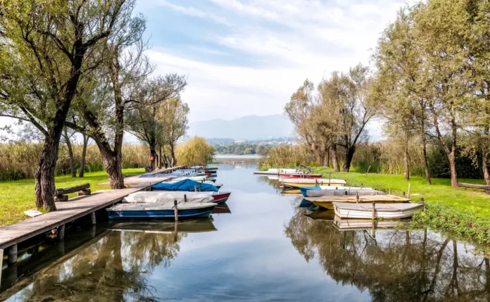 laghi meno turistici della Lombardia - lago di Varese -foto di https://depositphotos.com/it/
