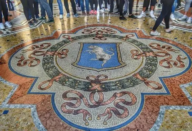 Galleria Vittorio Emanuele II - Il toro