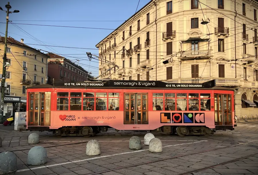 Salmoiraghi & Viganò celebra l'amore con Out of Home- Tram darsena full-wrap